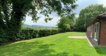 Secluded 4 bed bungalow in mature 1 acre gardens with b close to Sherwood Forest