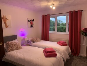 4 bedrooms, iron/ironing board, WiFi, bed sheets