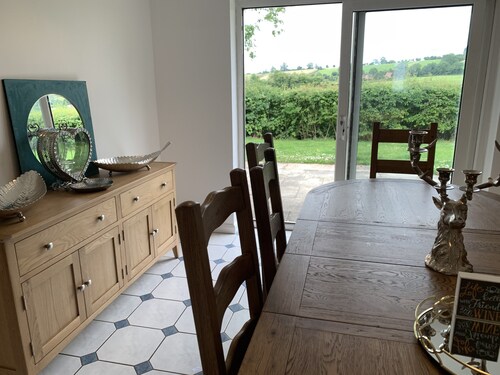 Secluded 4 bed bungalow in mature 1 acre gardens with b close to Sherwood Forest