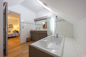 Bathtub, hair dryer, towels, toilet paper - Rooftop - magnificent penthouse near the lagoon at L'Hermitage-Les-Bains (L'Ermitage-Les-Bains)