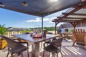 Outdoor dining - Rooftop - magnificent penthouse near the lagoon at L'Hermitage-Les-Bains (L'Ermitage-Les-Bains)