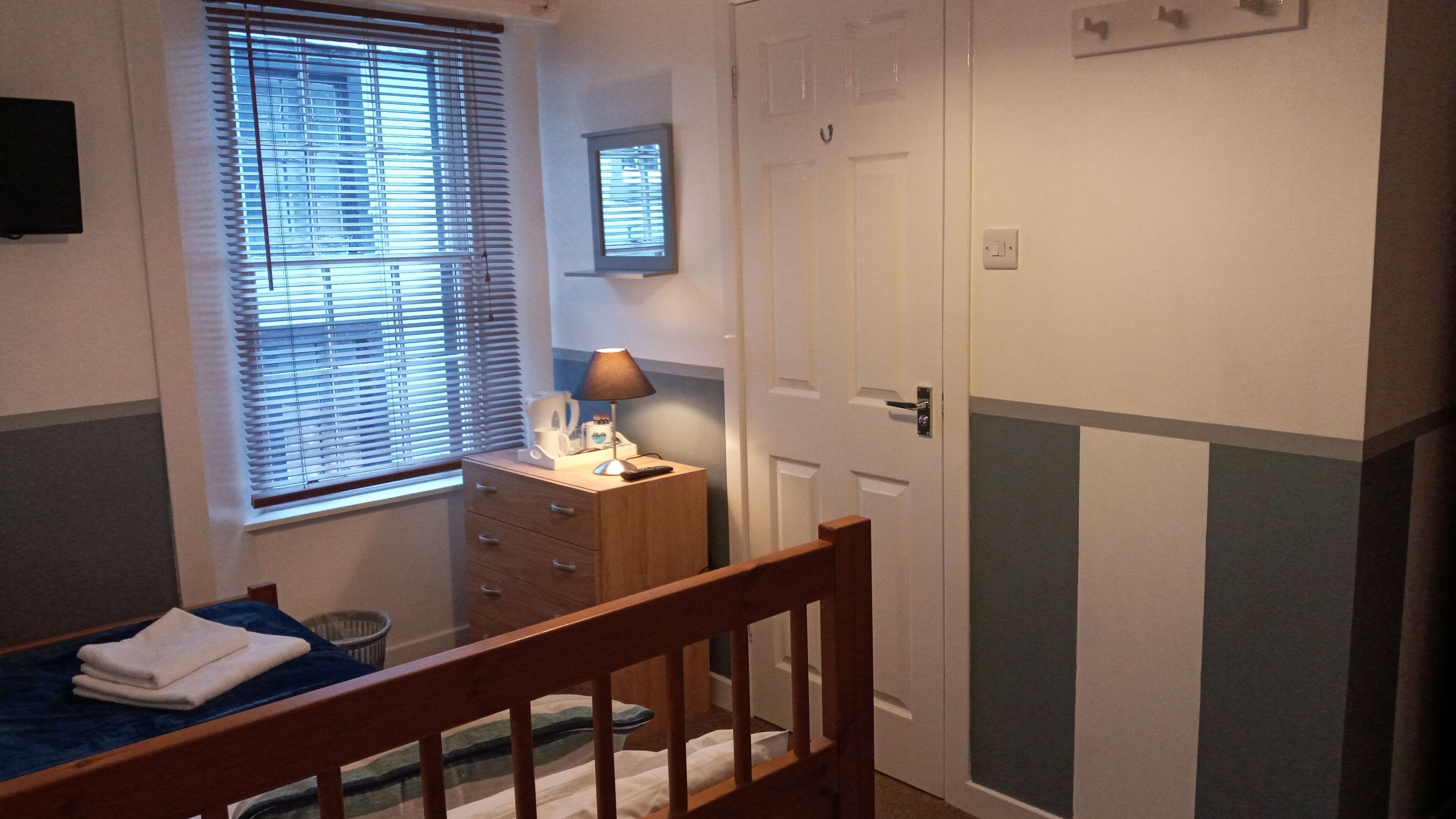 single room | free wifi, bed sheets