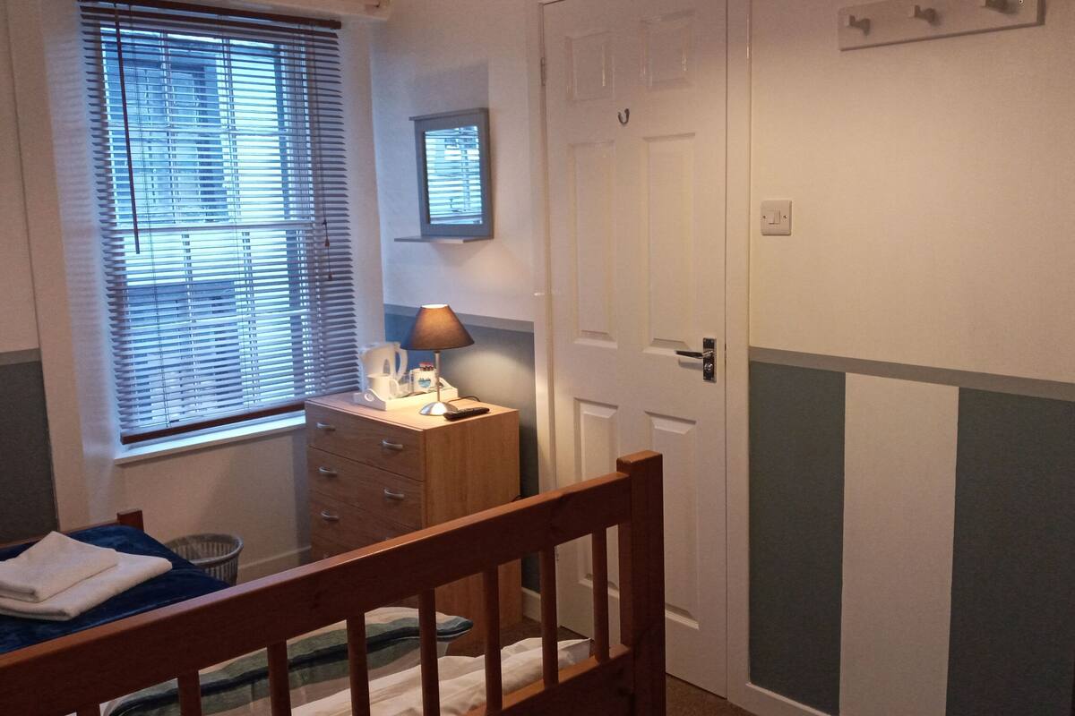 single room | free wifi, bed sheets