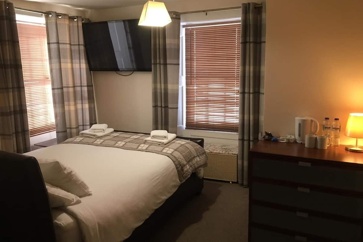 double room | free wifi, bed sheets