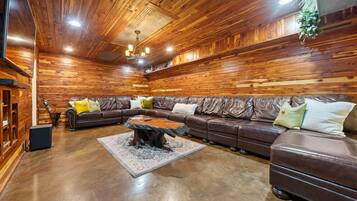 Smart-TV, Videospielkonsole, Bücher, Stereoanlage