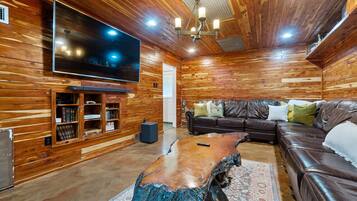 Smart TV, consola de videojuegos, libros y estéreo