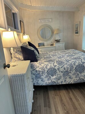 3 bedrooms, iron/ironing board, WiFi, bed sheets - Charming North Fork Beach Cottage (Peconic)