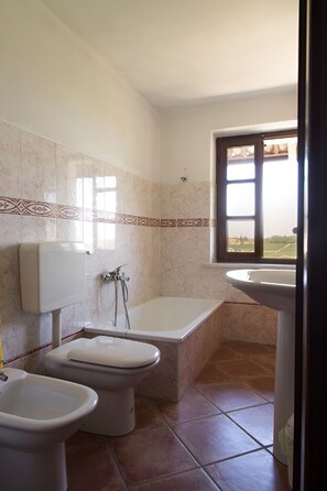 Badekar, hårføner, bidé og håndklær