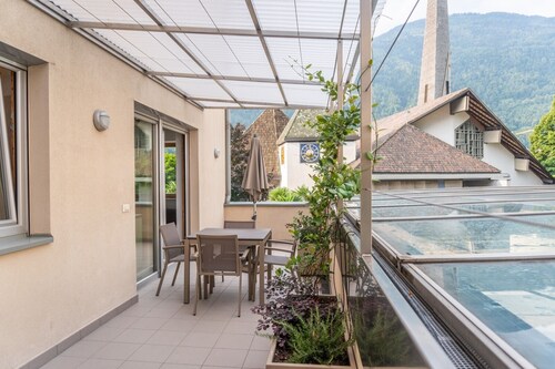 Ferienwohnung mit sehr großer sonnenverwöhnter Terrasse + Garage nähe Meran