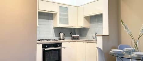 Jääkaappi, mikroaaltouuni, uuni, leivänpaahdin