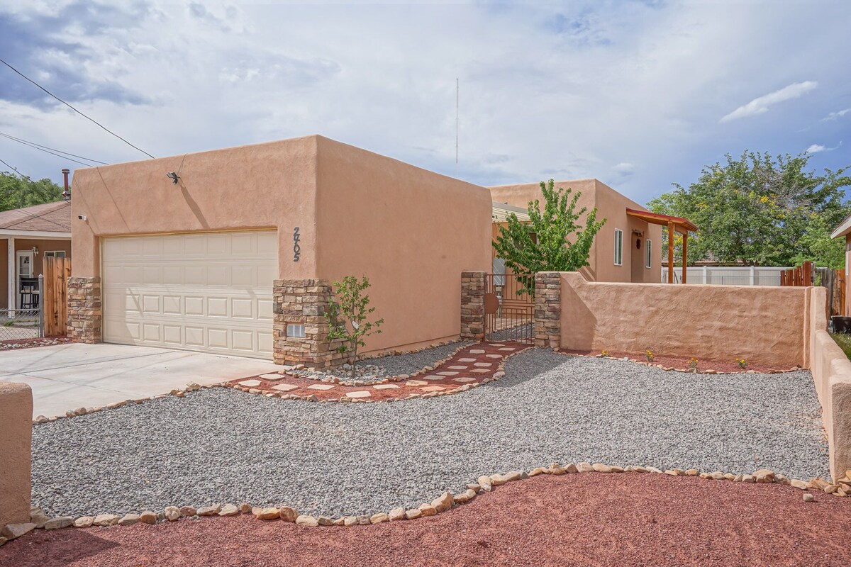 Walk2Old Town, 2bd/1ba, Large Yard, Pet Friendly!