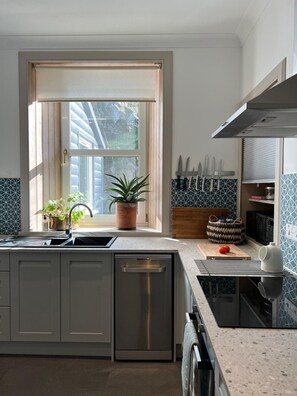 Jääkaappi, mikroaaltouuni, uuni, liesi