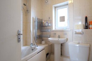 Apartment | Bathroom | Separate bathtub and shower, deep-soaking bathtub, towels - 2-bed Apartment in London Woolwich (London)