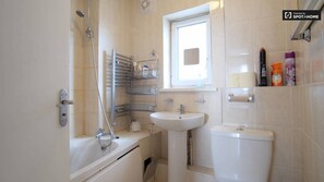 Separate bathtub and shower, deep-soaking bathtub, towels - 2-bed Apartment in London Woolwich (London)
