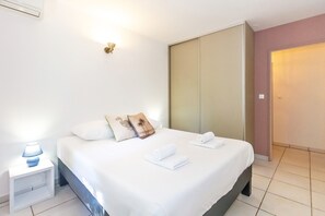 1 slaapkamer, een strijkplank/strijkijzer, wifi, beddengoed