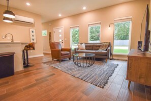 TV, offices - The Traveler - 3 mi to DT Fayetteville and UofA (Fayetteville)