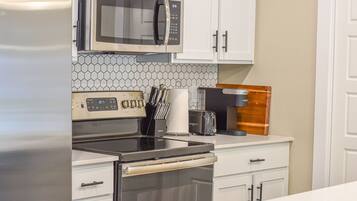 KĂŒhlschrank, Mikrowelle, Ofen, Herdplatte