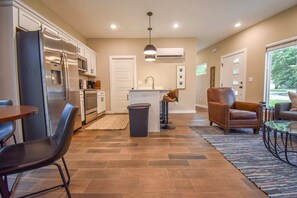 Interior - The Traveler - 3 mi to DT Fayetteville and UofA (Fayetteville)