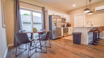 KĂŒhlschrank, Mikrowelle, Ofen, Herdplatte