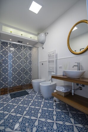 Shower, rainfall showerhead, free toiletries, hair dryer - Crudo Home (Pompei)