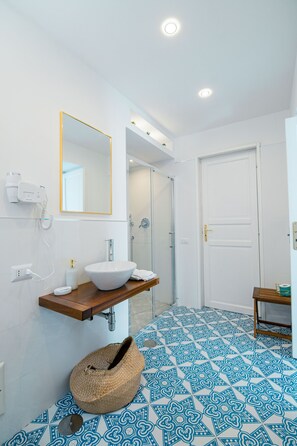 Deluxe Room | Bathroom