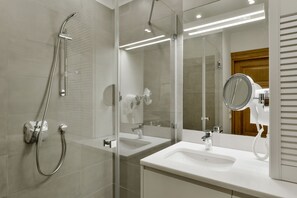Dusche, Haartrockner, Handtücher, Seife