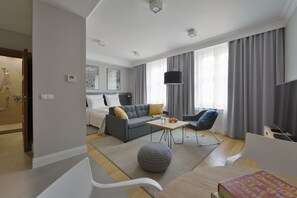 Caixa forta a l'habitació, planxa i posts de planxar i wifi 