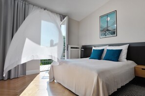 Caixa forta a l'habitació, planxa i posts de planxar i wifi 