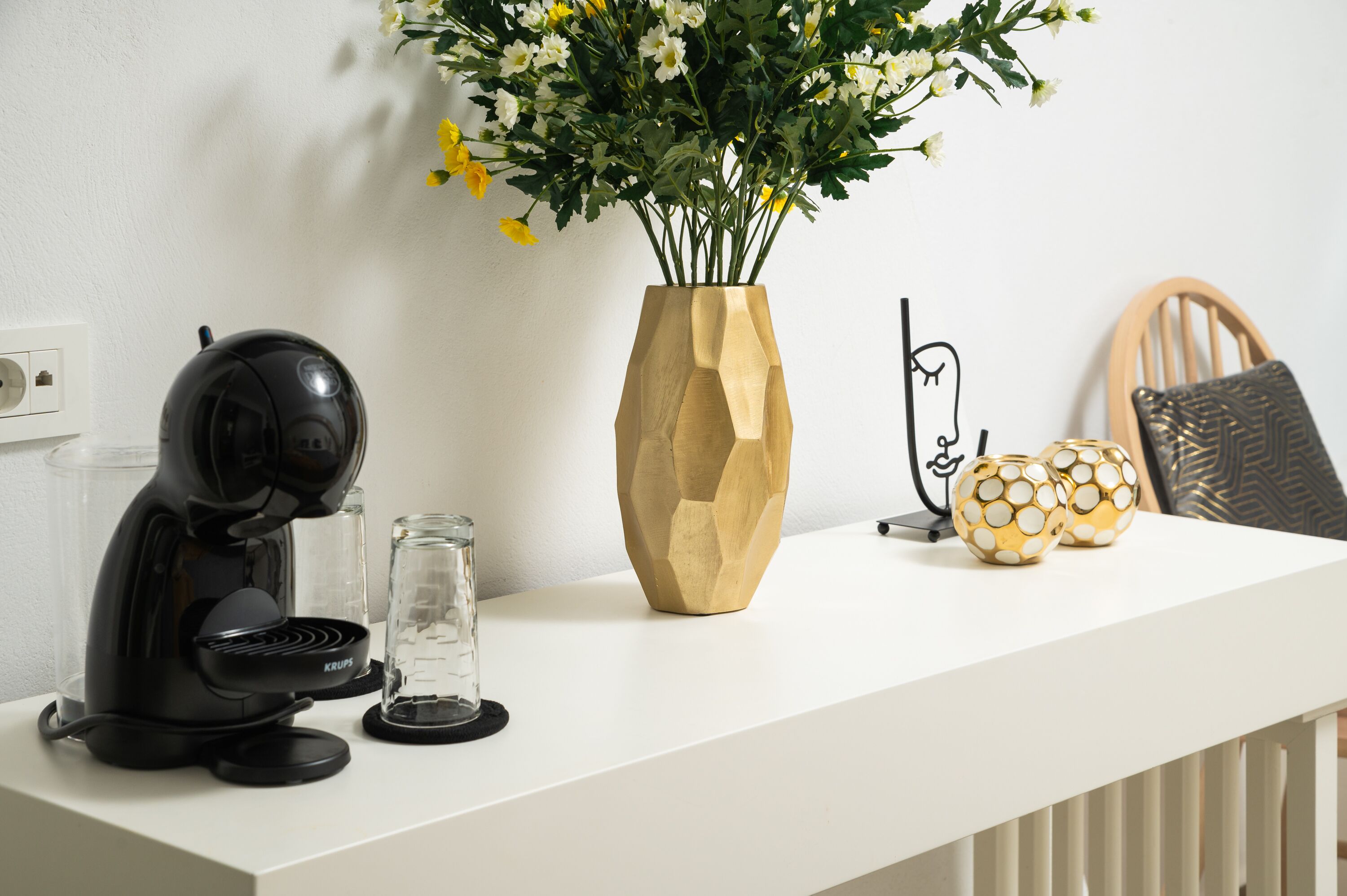 Ropa de cama de alta calidad y caja de seguridad en la habitación 