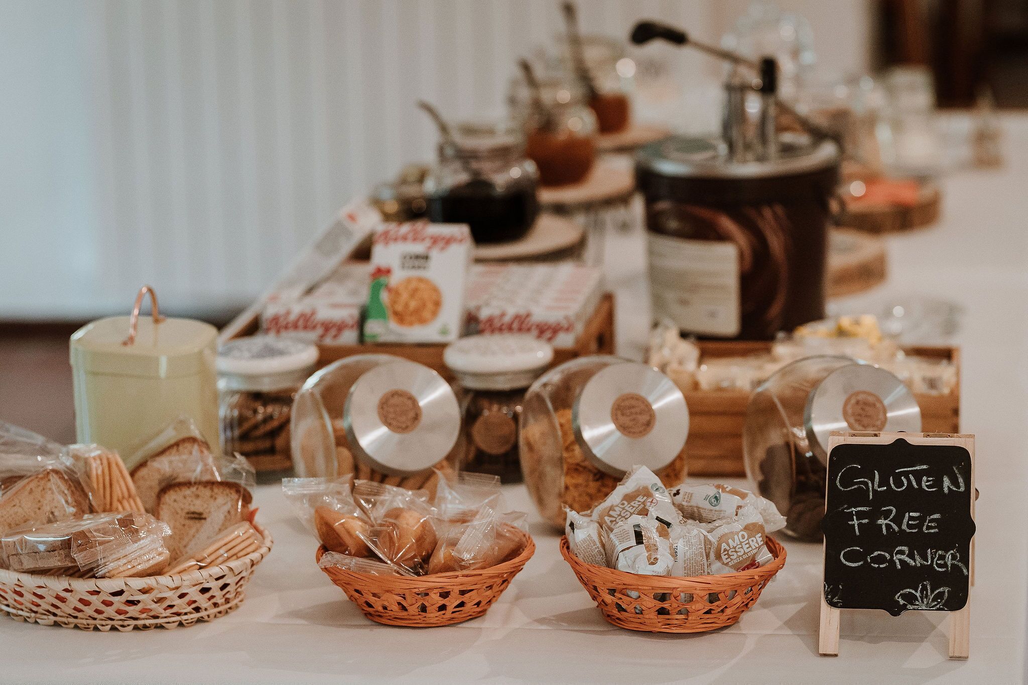 Tägliches inbegriffenes kontinentales Frühstück