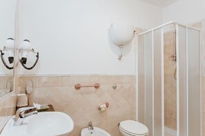 Shower, hair dryer, bidet, towels - Vallicciola Nature Hotel (Tempio Pausania)