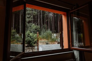 Habitación familiar, vistas al parque, en edificio anexo | Escritorio, espacio para trabajar con un portátil, ropa de cama