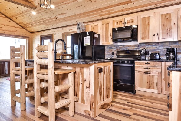 Refrigerador, microondas, horno y parrilla de estufa 