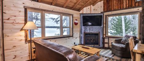 Smart-TV, Kamin, DVD-Player, Bücher