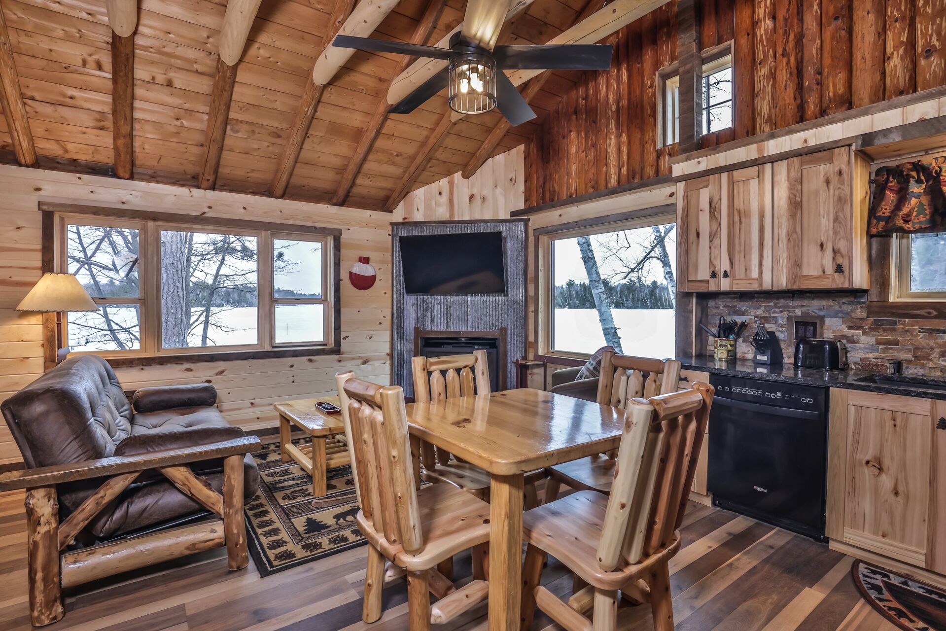 Smart-TV, Kamin, DVD-Player, Bücher