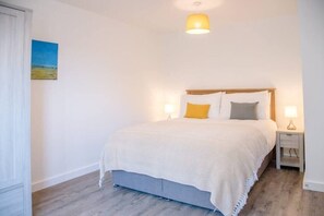 3 bedrooms, iron/ironing board, WiFi, bed sheets - 3 Oaks Court, Thorpeness (Leiston)