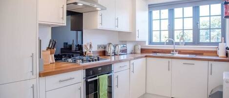 Réfrigérateur, four à micro-ondes, un four, surface de cuisson