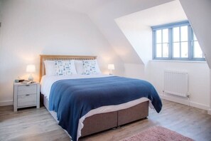 3 bedrooms, iron/ironing board, WiFi, bed sheets - 3 Oaks Court, Thorpeness (Leiston)