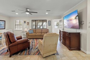 TV - Take a look at "The D Cottage" on the Bay (Lillain)