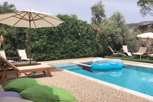 Pool and sunbathing platform