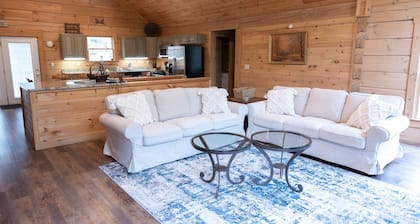 5-bedroom cabin just 14 minutes from Holiday World and Splashin' Safari