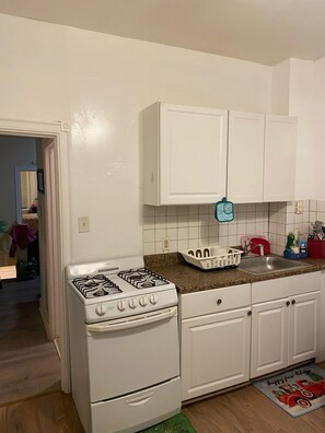 Een koelkast, een magnetron, een oven, een kookplaat