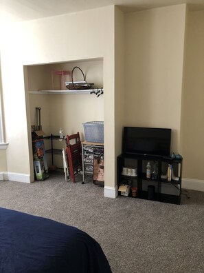 1 habitación, tabla de planchar con plancha, wifi y ropa de cama 