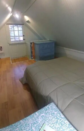 1 habitación, tabla de planchar con plancha, wifi gratis y ropa de cama