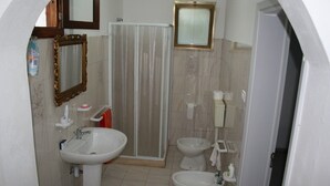Ein Badezimmer mit Waschbecken, Bidet und Toilette.