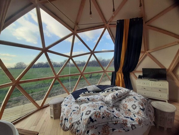 Deluxe tent | Een minibar, gratis wifi, beddengoed