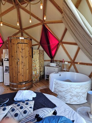 Deluxe tent | Badkamer | Een aparte badkuip en douche, een haardroger, badjassen, pantoffels