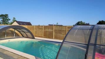 Kolam renang indoor dan kolam renang outdoor, dengan kursi berjemur