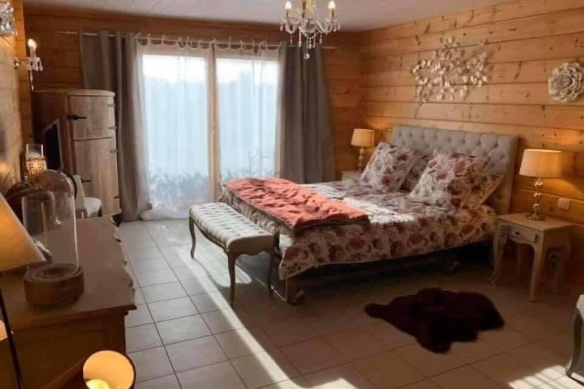Double Room (Quincy) | Minibar, WiFi (free), bed sheets