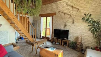 Smart-tv, een open haard en boeken